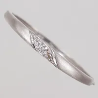Stelt öppningsbar armband, diamanter 21st totalt ca 0,25ctv, inre bredd 58,5mm, bredd ca 3,3 - 6,3mm, vitguld matt/blank, 14K   Vikt: 17,8 g