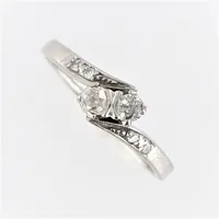 Ring, Ø16¾, vitguld med diamanter 2xca0,08ct, 4xca0,01ct, äldre slipning, bredd 1,5-6mm, 18K Vikt: 3,2 g