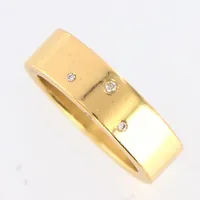 Ring, Ø16½, med diamanter 1xca0,01ct, 3xca0,0075ct, bredd 6mm, 18K Vikt: 11,2 g