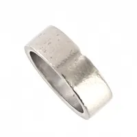 Ring, vitguld, Evfa Attling, Ø17½, bredd 7mm, med lätt hamrad yta, gravyr, 18K Vikt: 14,1 g