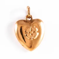 Berlock "hjärta med fyrklöver" i 18K guld. Den är 16,6 mm lång inkl. ögla och väger 0,8g. Kattfot & 18K. 