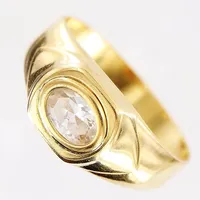 Ring, vit sten, stl 18¾, bredd 3-8mm, 18K - Finns för visning på Pantbanken Amiralsgatan  Vikt: 3,1 g