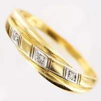 Ring, diamanter 3 x ca 0,005ct, vitguldsfattning, 8/8-slipade, GFAB, 18K- Finns för visning på Pantbanken Amiralsgatan  Vikt: 2,1 g