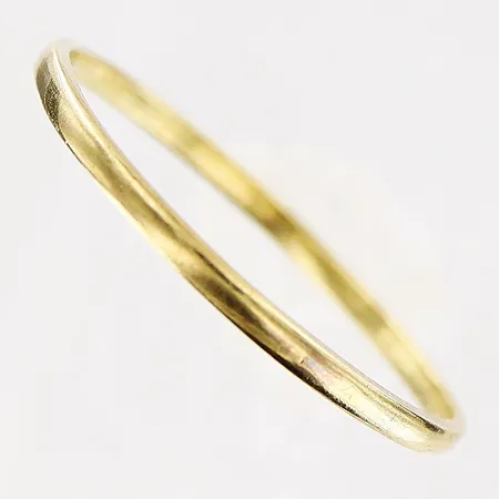 Ring, stl 17½, bredd 1mm, skev,  8K. Vikt: 0,6 g