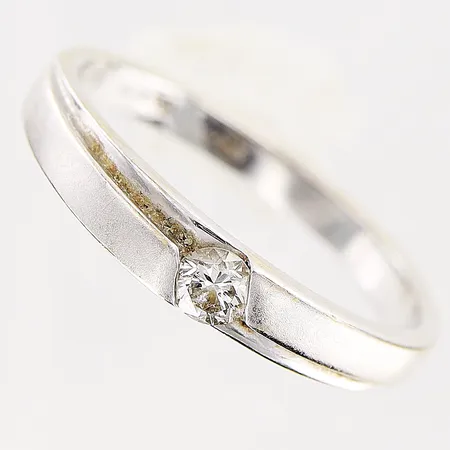 Ring, diamant ca 0,10ct, stl 16½, bredd 2-3mm, vitguld, 18K. Vikt: 2,1 g