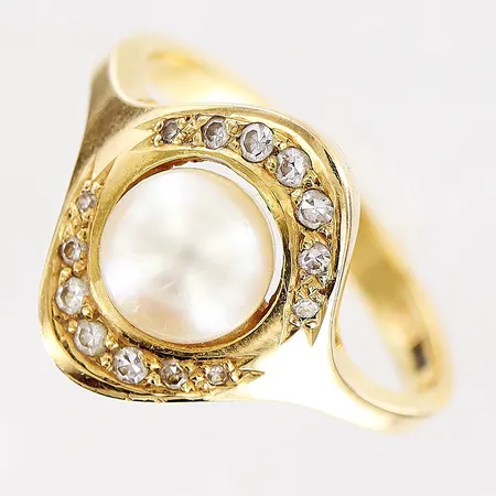 Ring, odlad saltvattenspärla, stenar, stl 17½, bredd 2,5-13,5mm, 18K. Vikt: 4,6 g