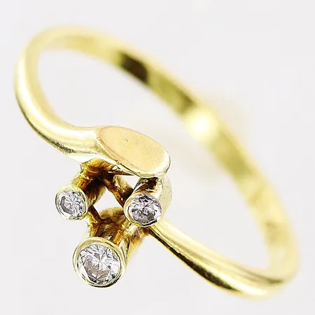 Ring, diamanter 1 x ca 0,04ct, 1 x ca 0,02ct, 1 x ca 0,01ct, stl 17½, 1 infattning defekt, 18K.  Vikt: 2,3 g