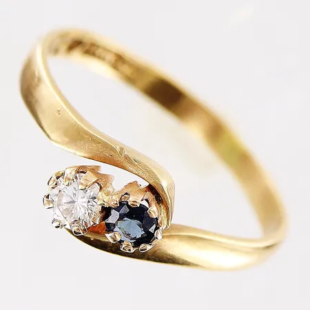 Ring, diamant ca 0,12ct, safir, stl 17¾, spricka i infattning, hack i skena, ojämn infattning, 18K.  Vikt: 2,4 g