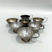 7 Punchkoppar, olika dekor och hänklar, silver 830/1000 Vikt: 237,7 g