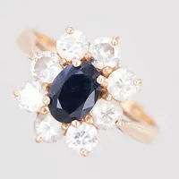 Ring med en blå sten samt vita stenar, stl 17½, bredd 2-15mm, 18K  Vikt: 4,1 g