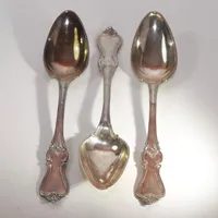 3 skedar J. Hasselgren år 1856, längd 22 cm silver, 223,2g Vikt: 223,2 g