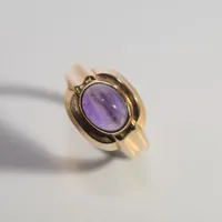 Ring med lila sten Ø 16 mm, bredd 10,7 mm 18K, 2,1 g Vikt: 2,1 g