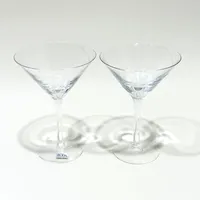 Två martiniglas/ Cocktailglas, Line, Anna Ehrner för Kosta Boda, höjd ca 16cm, Ø11,5cm. Vikt: 0 g Skickas med postpaket.