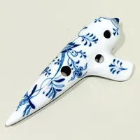 Flöjt Okarina i porslin med blå dekor, tillverkningsdefekter, längd ca 22cm Vikt: 0 g