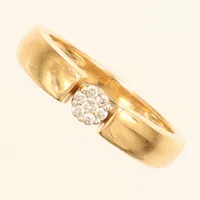 Ring med diamanter 1xca0,02ct 6xca0,01ct, stl 17½, bredd 2,5-4,1mm, 18K Vikt: 5,2 g