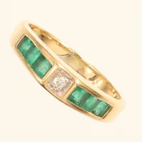 Ring med gröna stenar och diamant ca1xca0,02ct, stl 17½, bredd 2,3-4,5mm, nagg på sten,  18K  Vikt: 3,8 g
