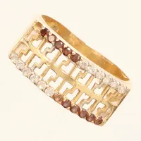 Ring med stenar, stl 17¾, bredd ca 3-9mm, 18K  Vikt: 3 g