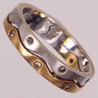 Ring med diamanter 11x ca 0,005-0,01ct 8/8-slipade, stl 17¼, bredd ca 4,5mm, tvåfärgad. 18K  Vikt: 4,8 g