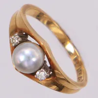 Ring med pärla och diamanter 2x ca 0,03ct, stl 17½, bredd ca 1,5-8mm, Guldvaruhuset Aktiebolag Stockholm 1960. 18K  Vikt: 4,1 g