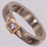 Ring vitguld med prinsesslipad diamant ca 0,20ct, stl 17½, bredd ca 4-5mm, Elmblads Guld AB Stockholm 2005, gulguldsinfattning. 18K  Vikt: 9,1 g