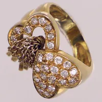 Ring med vita stenar samt hängande dekor, stl 17½, bredd ca 4-13mm. 18K  Vikt: 8,5 g