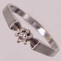 Ring med diamant ca 0,07ct enligt gravyr, stl 17½, bredd ca 1,5-4mm, vitguld. 18K  Vikt: 2,8 g