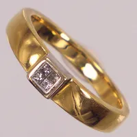 Ring med prinsesslipade diamanter 4x ca 0,02ct, stl 17½, bredd ca 2,5-4mm, GHA. 18K  Vikt: 4,7 g
