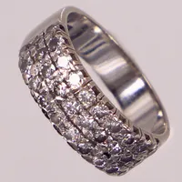 Ring med diamanter 30x ca 0,03ct, stl 17¼, bredd ca 4,5-6,5mm, Lawepe Guldateljé, vitguld. 18K  Vikt: 6,6 g