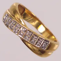 Ring med 8/8-slipade diamanter, 18x ca 0,005ct, stl 17½, bredd 3,5-6,5mm, GFAB. 18K  Vikt: 3,4 g