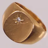 Klackring med diamant ca 0,02ct, stl 16½, bredd ca 4,5-13mm, skev skena. 18K Vikt: 11,1 g