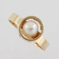 Ring med pärla höjd från skena ca 7,5mm, stl 17½mm, bredd skena3,4mm, Gramens Guldsmide Sten Göteborg 1967, 18k Vikt: 3,9 g