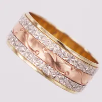 Ring, trefärgad, stl 19, bredd 8,3mm, gravyr, 14K  Vikt: 4,6 g