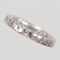 Ring stl 17½, bredd 3mm, diamanter 18x 0,01ct, vitguld, 18K Vikt: 4,5 g