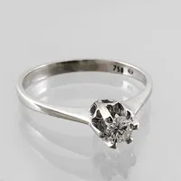 Ring, 18K vitguld, Diamant 0,15ct - graverat på skenans insida, svensk kontrollstämpel, Ø17¾ mm, bredd 1 - 4,7 mm, fint skick Vikt: 2,1 g