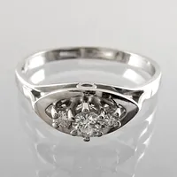 Ring, 18K vitguld, Diamanter 3 st - totalt 0,16ct - stämplat på skenans insida, svensk kontrollstämpel, Ø17½ mm, bredd 2 - 5,5 mm, fint skick Vikt: 2,1 g