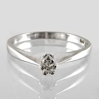 Ring, 18K vitguld, Diamant 0,10ct - stämplat på skenans insida, Guldsmed Rolf Nilsson (OWN) Kristianstad, Ø19¾ mm, bredd 1,7 - 3,5 mm, fint skick Vikt: 3,7 g
