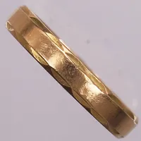 Ring, stl:19¼, gravyr, 18K guld Vikt: 3,9 g