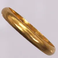 Ring, stl:21, bucklig skena, gravyr, 23K guld  Vikt: 4,8 g
