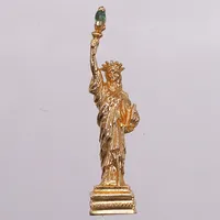 Hänge i form av Frihetsgudinnan med navettslipad smaragd, ca 0,05ct, längd ca 43mm, 14K guld Vikt: 8,8 g