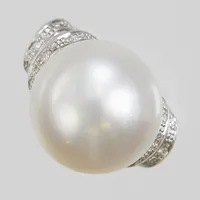Ring, odlad söderhavspärla Ø14,2mm silver/rosa ton, briljantslipade diamanter 16ca0,005ct, Ø17, bredd:2,5-14,2mm, vitguld, 18K. Vikt: 10,2 g