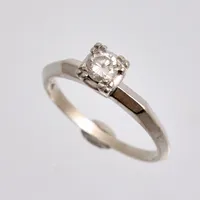 Ring i 14K vitguld, 16½, bredd 1,6-5,4mm, 1st Diamant, 0,23ct, enligt gravyr, vikt 2,29g.