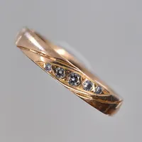 Ring med diamanter 0,09 ctv enligt gravyr, stl17½, bredd 3 mm,graverad, 18K. Vikt: 3,6 g