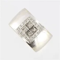 Ring, vitguld, Ø15½, med diamanter, prinsess slipande fancy brown 4xca0,17t, 20xca0,0075ct brillantslipande, bredd 11mm, 18K  Vikt: 13,1 g