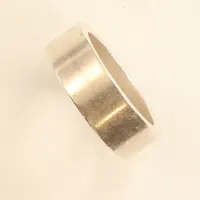 Ring, slät, stl 16¾, bredd 6,4mm, repig, silver 925/1000 Vikt: 8,3 g