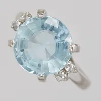 Ring, Akvamarin samt diamanter 4 x ca. 0,01ct, Ø16¾, bredd: 2,5-11mm, vitguld, 18K Vikt: 4,7 g