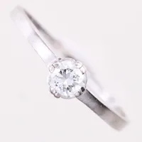 Ring med diamant ca 1x0,23ct enligt gravyr W(H)/P, stl 16½, bredd 0,8-4,7mm, vitguld, 18K Vikt: 1,6 g