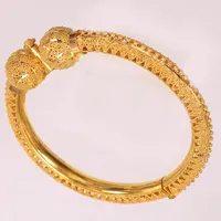 Stelt armband med genombruten dekor, ca  Ø60cm, innermått 18cm, bredd 8mm. 21K  Vikt: 30,8 g