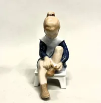 Figurin, höjd 14cm, Flicka som knyter skor, nr 2373, B&G, Danmark, porslin Vikt: 0 g Skickas med paket.