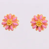 Ett par örhängen blommor med rosa emalj, ca 10mm. 23K  Vikt: 3,8 g