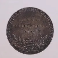 Medalj Claes Adolf Adelsköld - Fotografiska Föreningen Stockholm, ca Ø45mm, grayvr. 925/1000 silver  Vikt: 46,9 g
